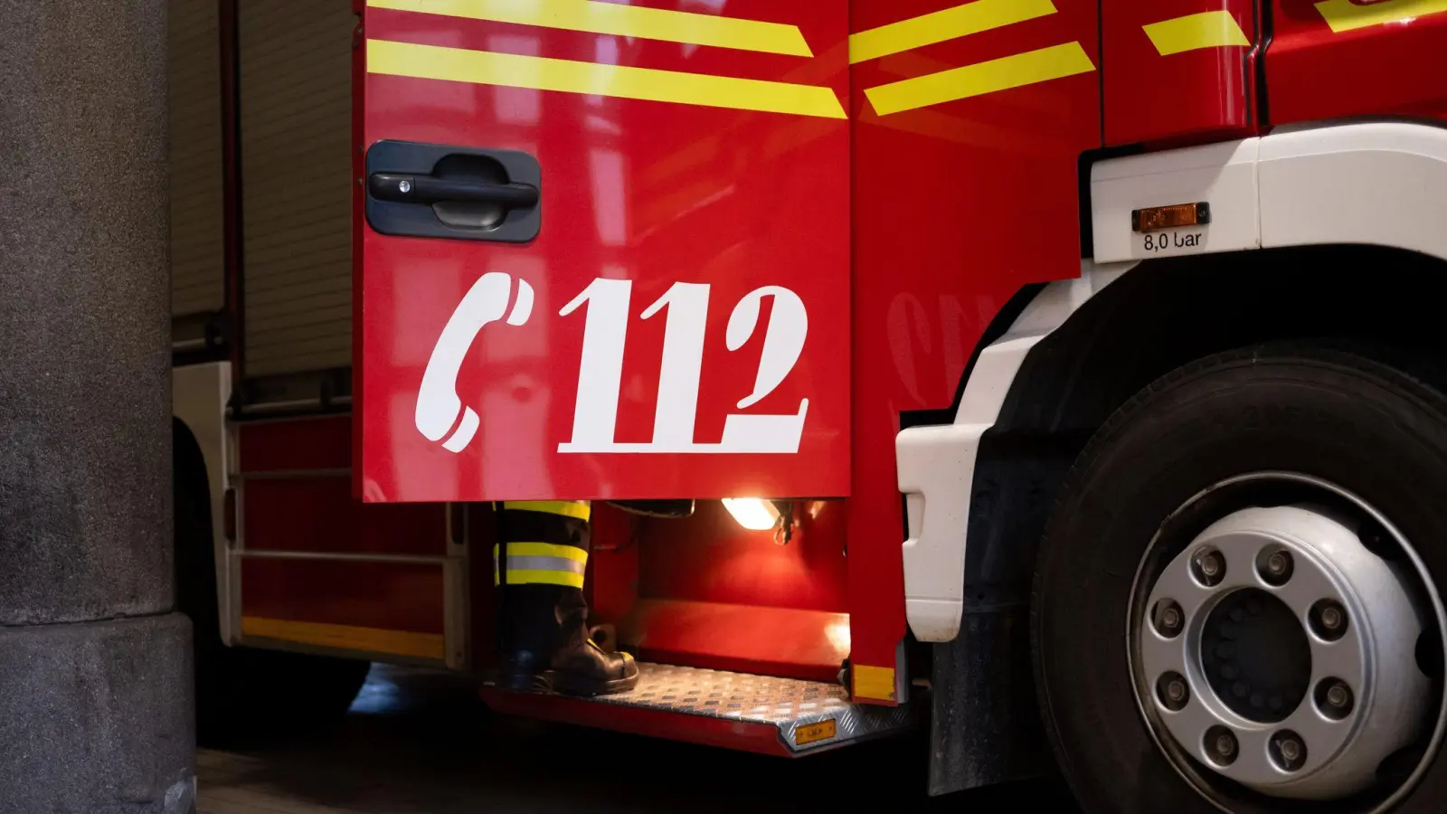 Die Feuerwehr entdeckte bei Nachlöscharbeiten die Leiche (Symbolbild). (Bild: Niklas Treppner/dpa)
