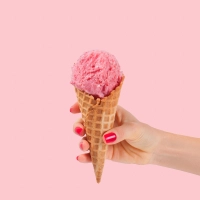 Egal ob Vanille, Schoko oder Erdbeere: Eis schmeckt einfach immer. (Bild: Adobe Stock/Dmytro Flisak)