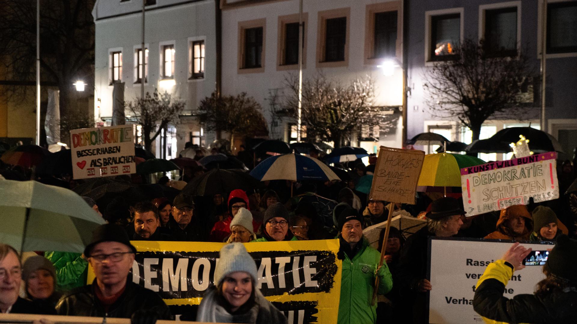 Bei der Demo gegen Rechts haben sich tausende Menschen zu einem Protestmarsch durch Weiden versammelt. (Bild: knz)