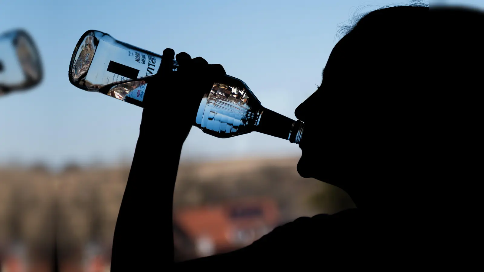 Ein Mann hat in Hof eine Flasche Wodka auf Ex geleert. Weil er nicht zahlen konnte, griff die Polizei ein. (Symbolbild: Silas Stein)