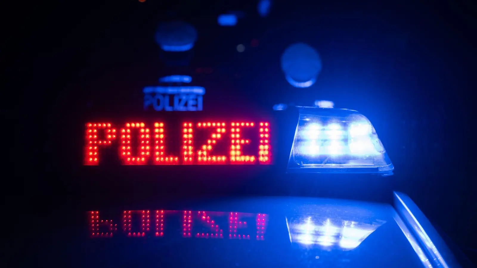 Bei einem Unfall auf der B 85 bei Mappenberg wurde ein 32-jähriger Weidener getötet.  (Symbolbild: Marijan Murat/dpa)