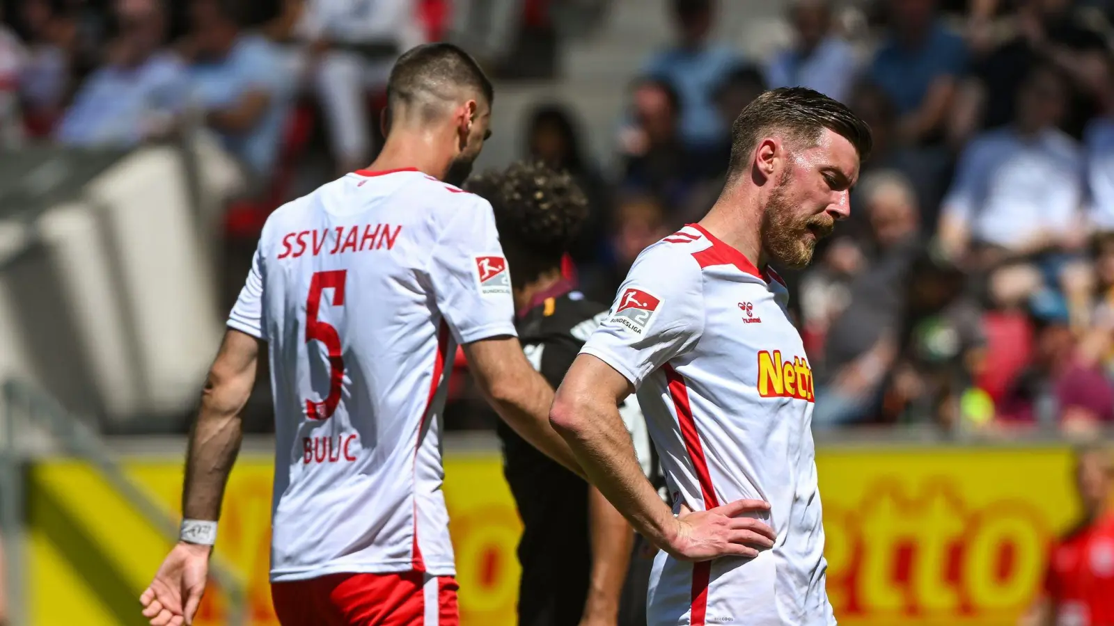 Christian Kühlwetter (rechts) ist – Stand jetzt – einer der Spieler, die beim SSV Jahn bleiben. Rasim Bulic (links) steht auf der Liste der Abgänge. (Archivbild: Armin Weigel/dpa)