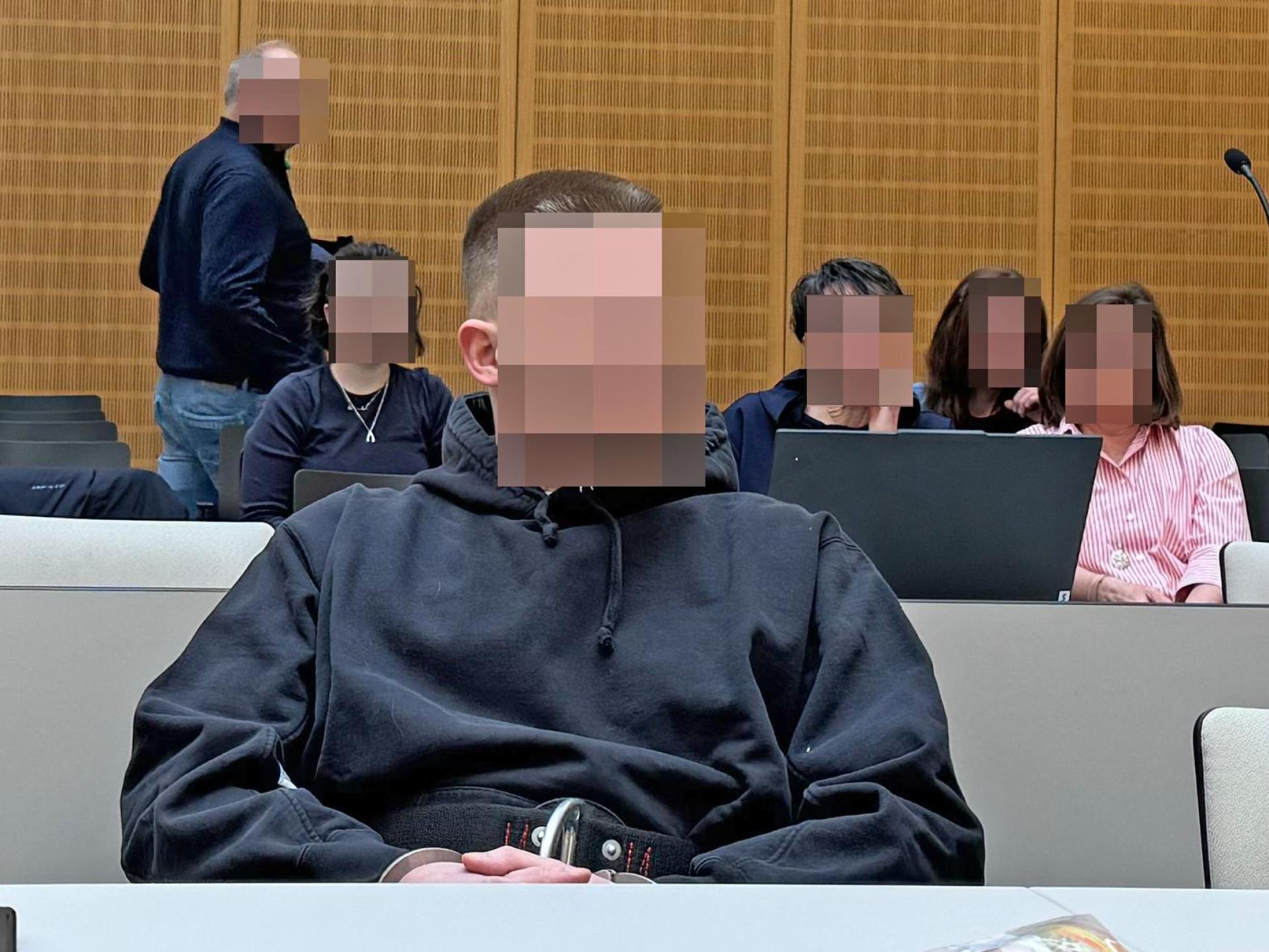 Ein 22-jähriger Angeklagter muss sich am Landgericht Weiden wegen versuchten Mordes und versuchten Totschlags verantworten. (Bild: Stefanie Tretter)