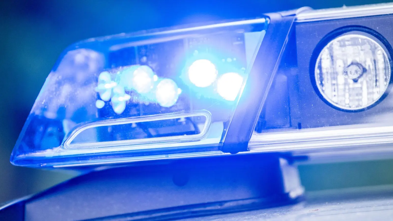 Eine 35 Jahre alte Beifahrerin ist bei einem Unfall nahe Mainburg (Landkreis Kelheim) tödlich verletzt worden. (Symbolbild: Lino Mirgeler/dpa)