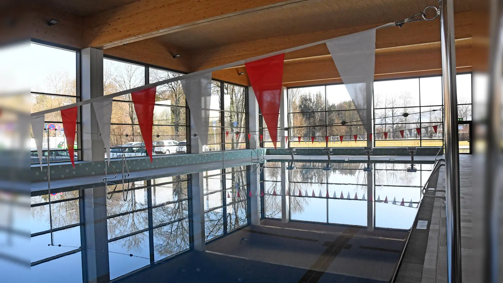 Immer wieder müssen die Schwimmhallen in Weiden und dem Landkreis Neustadt geschlossen werden. Auch das Realschulbad hatte im Januar einen „technischen Effekt”.  (Archivbild: Gabi Schönberger)