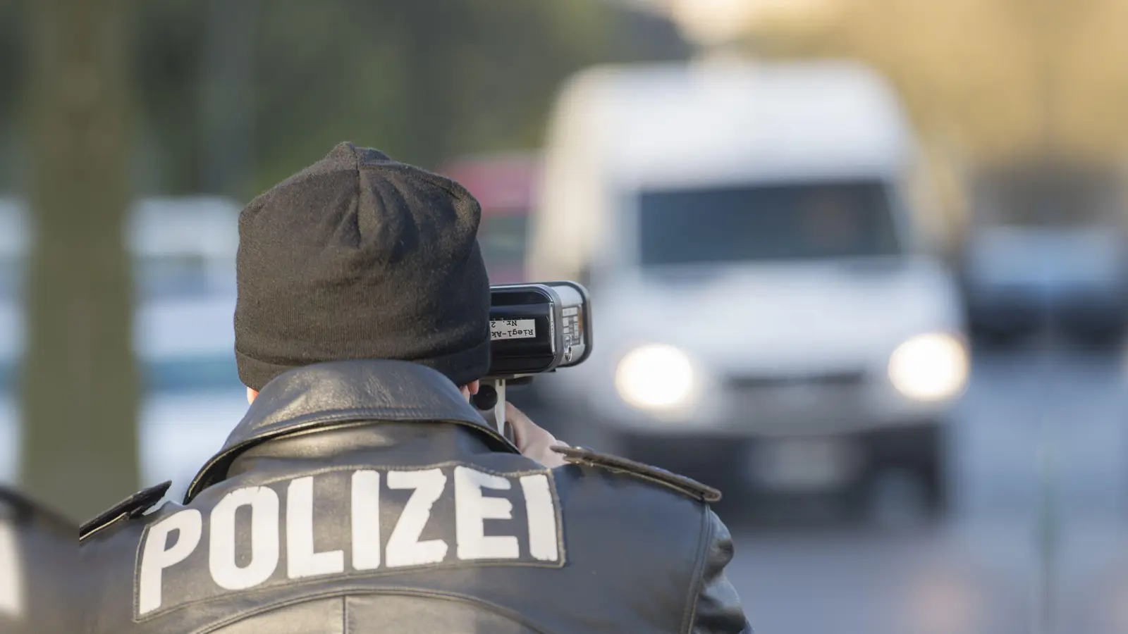 Rund 900 Verkehrssünder ertappte die Polizei bei ihren Geschwindigkeitsmessungen im Juli in der Region.  (Symbolbild: Paul Zinken/dpa )