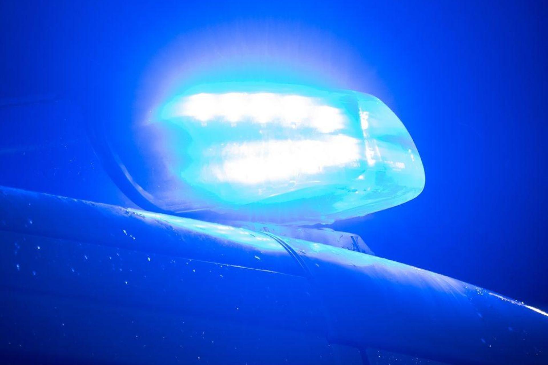 Die Weidener Polizei ermittelt nach einem kleinen Brand an einer Bushaltestelle.  (Symbolbild: Sarah Knorr/dpa)