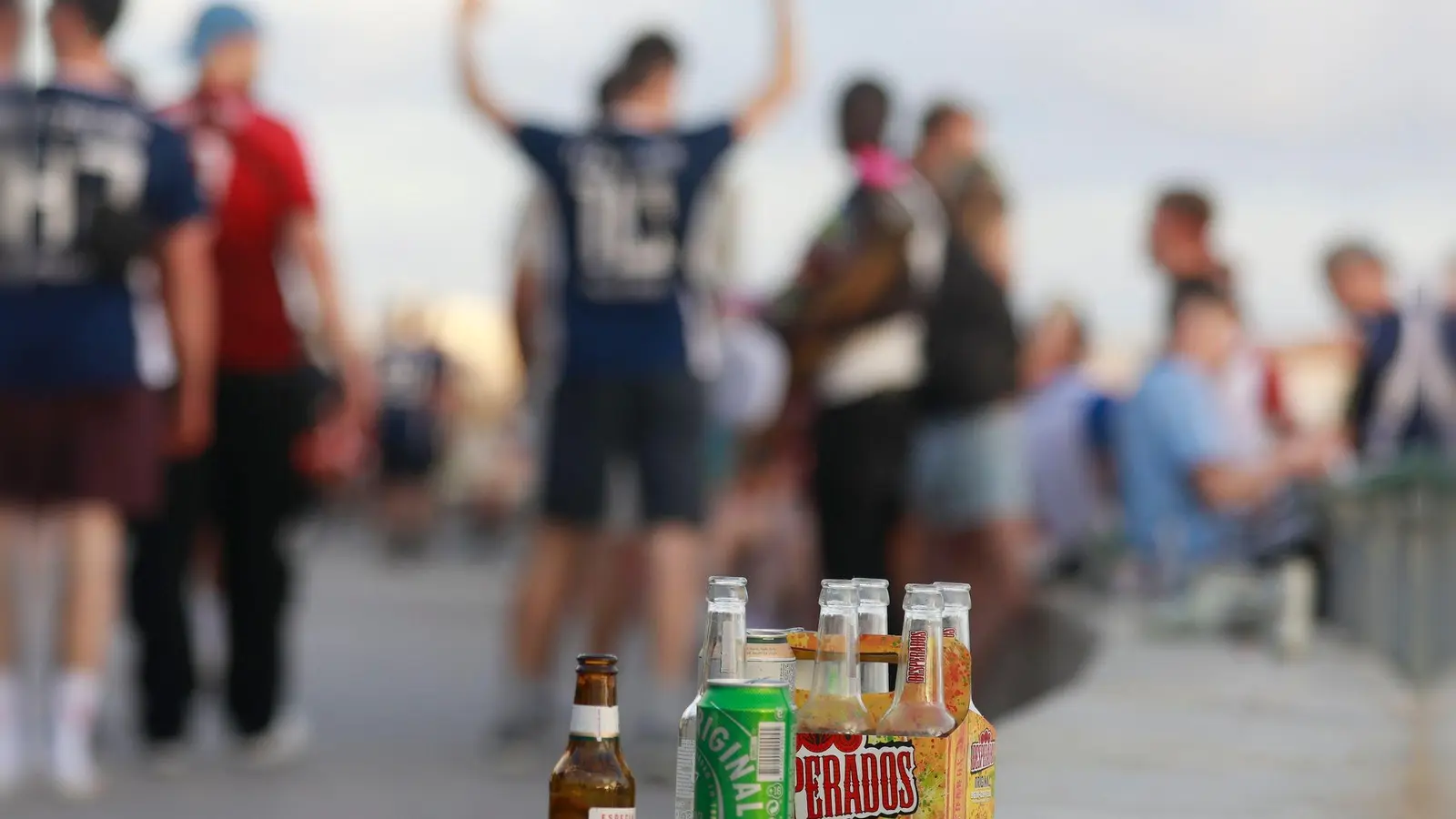 Party auf der Promenade am Strand von Arenal. Mallorca läutet die Partysaison ein. (Bild: Clara Margais/dpa)