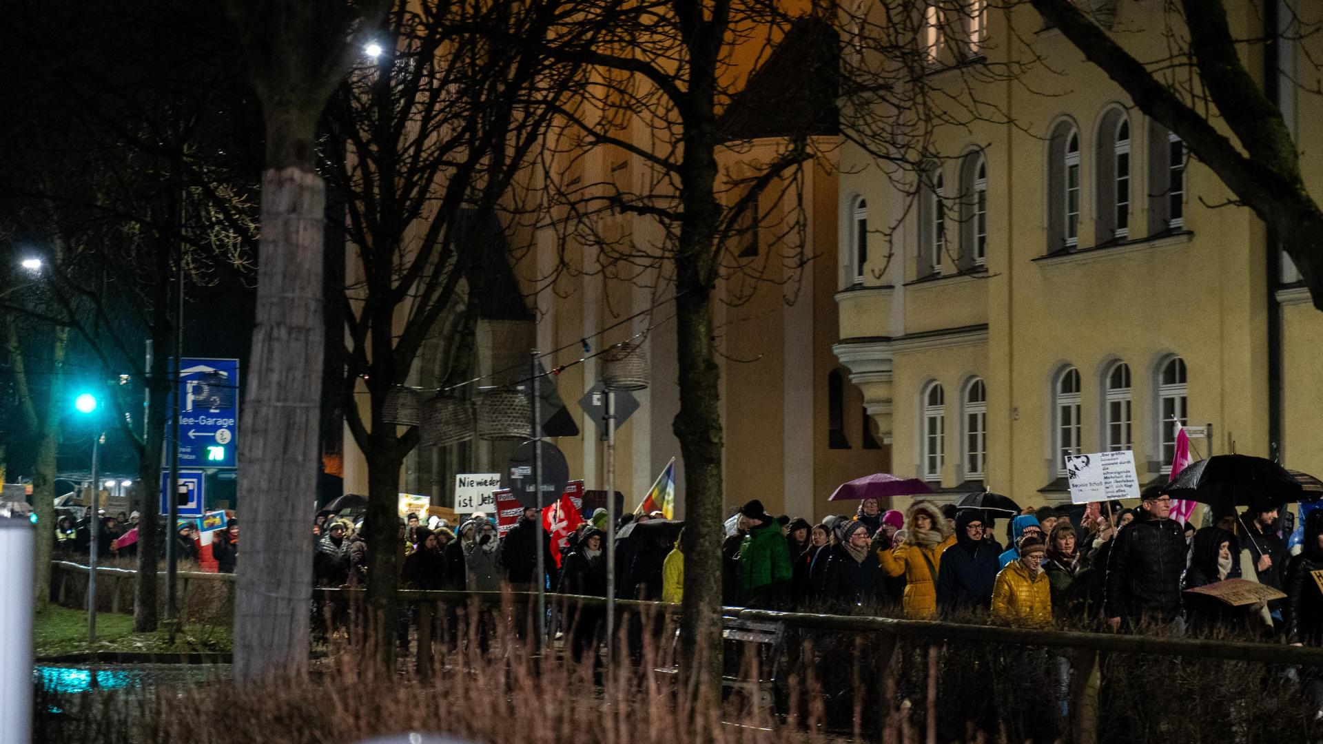 Bei der Demo gegen Rechts haben sich tausende Menschen zu einem Protestmarsch durch Weiden versammelt. (Bild: knz)