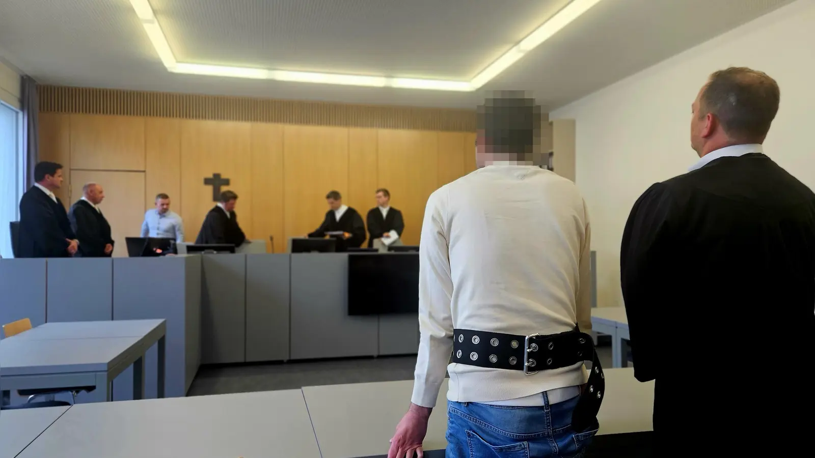 Das Gericht betritt zur Urteilsbegründung den Saal. Der Weidener Immobilienmakler (Zweiter von rechts) muss für siebeneinhalb Jahre in Haft.  (Bild: blf)