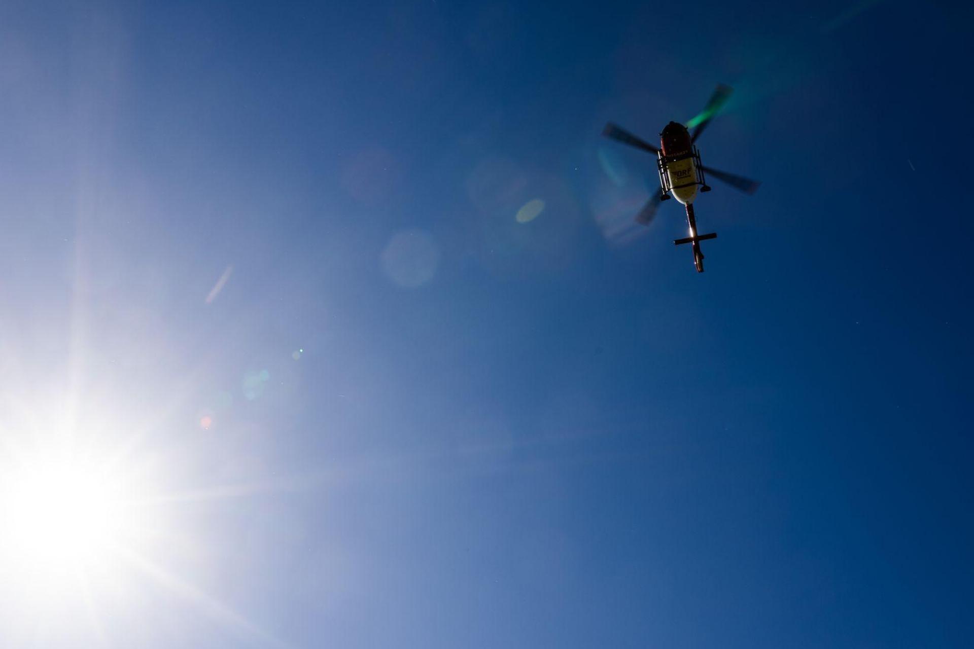 Ein Helikopter flog den Schwerverletzten in eine Klinik. (Symbolbild: Philipp von Ditfurth/dpa)