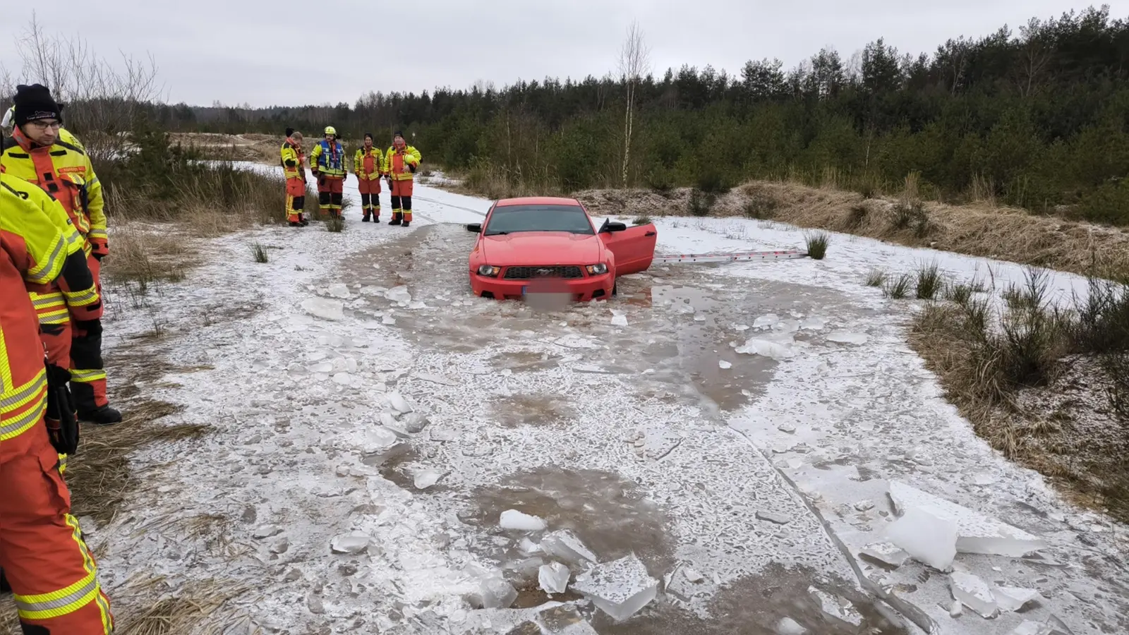 Auf dem Parkplatz des Dießfurter Freizeitsees landet ein Auto im Wasser.  (Bild: jma)