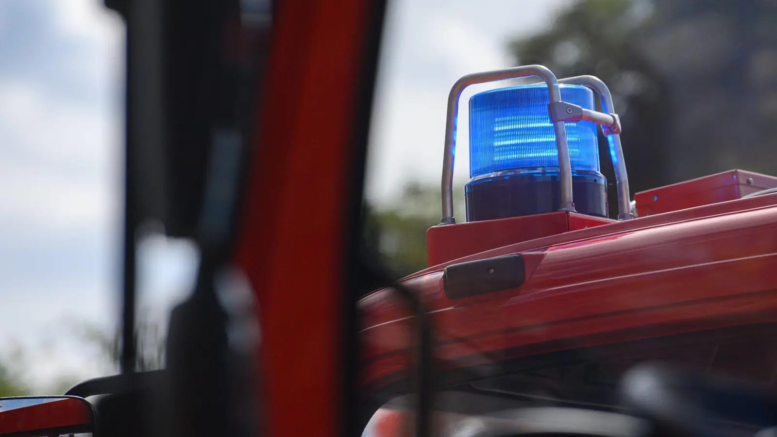 Innerhalb weniger Minuten hatte die Feuerwehr den Kleinbrand in der Ackerstraße in Weiden unter Kontrolle. (Symbolbild: Robert Michael/dpa-Zentralbild/dpa)