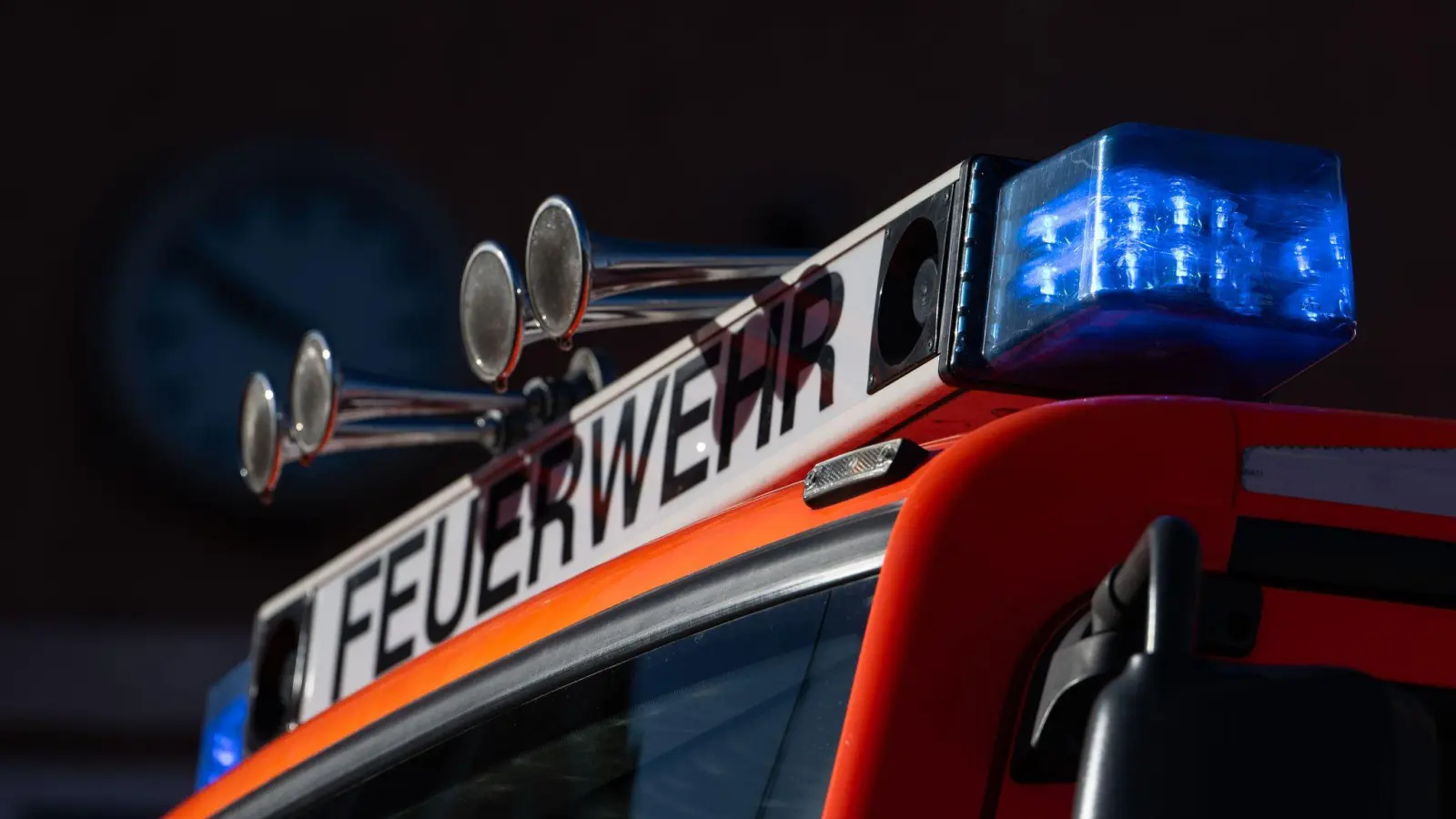 In Grafenwöhr hat ein E-Scooter einen Brand verursacht. Verletzt wurde niemand. (Symbolbild: Marijan Murat/dpa)