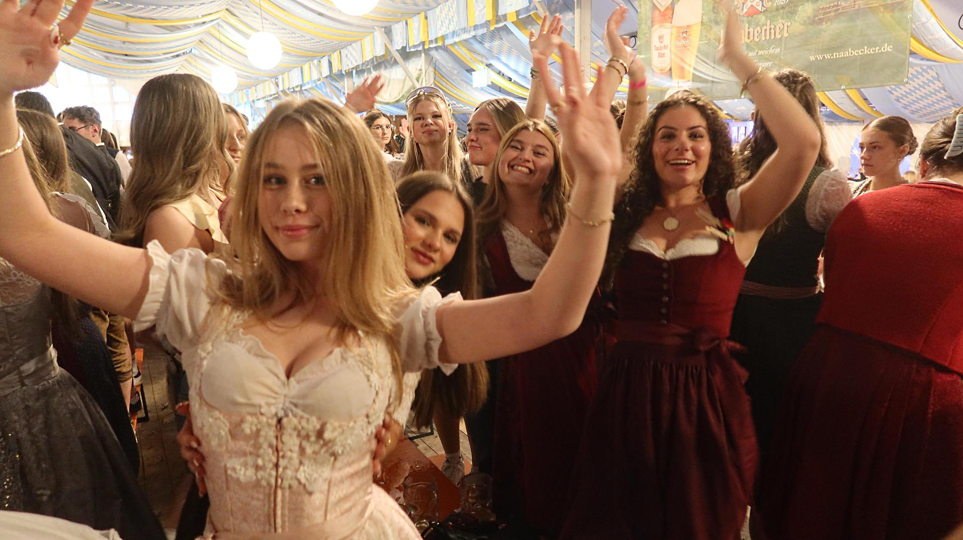 Partystimmung im Festzelt.  (Bild: Kunz)