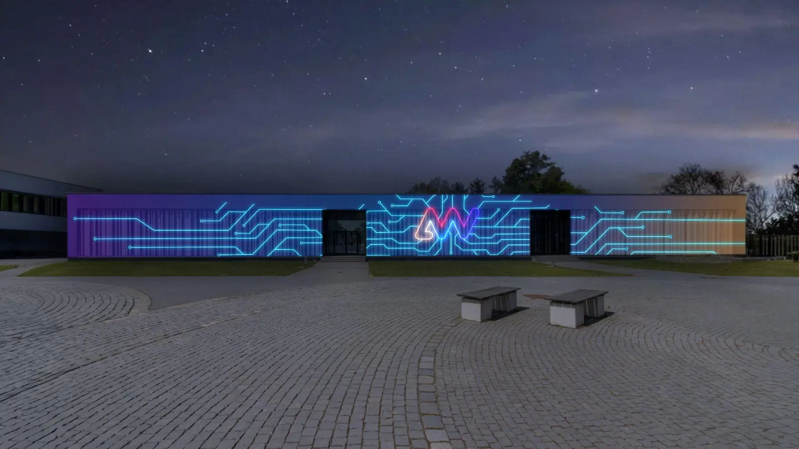 Die Fassade des Hörsaalgebäudes in Weiden verwandelt sich bei der Nacht der Wissenschaft in eine atemberaubende Leinwand. (Bild: Wiesel/OTH Amberg-Weiden)