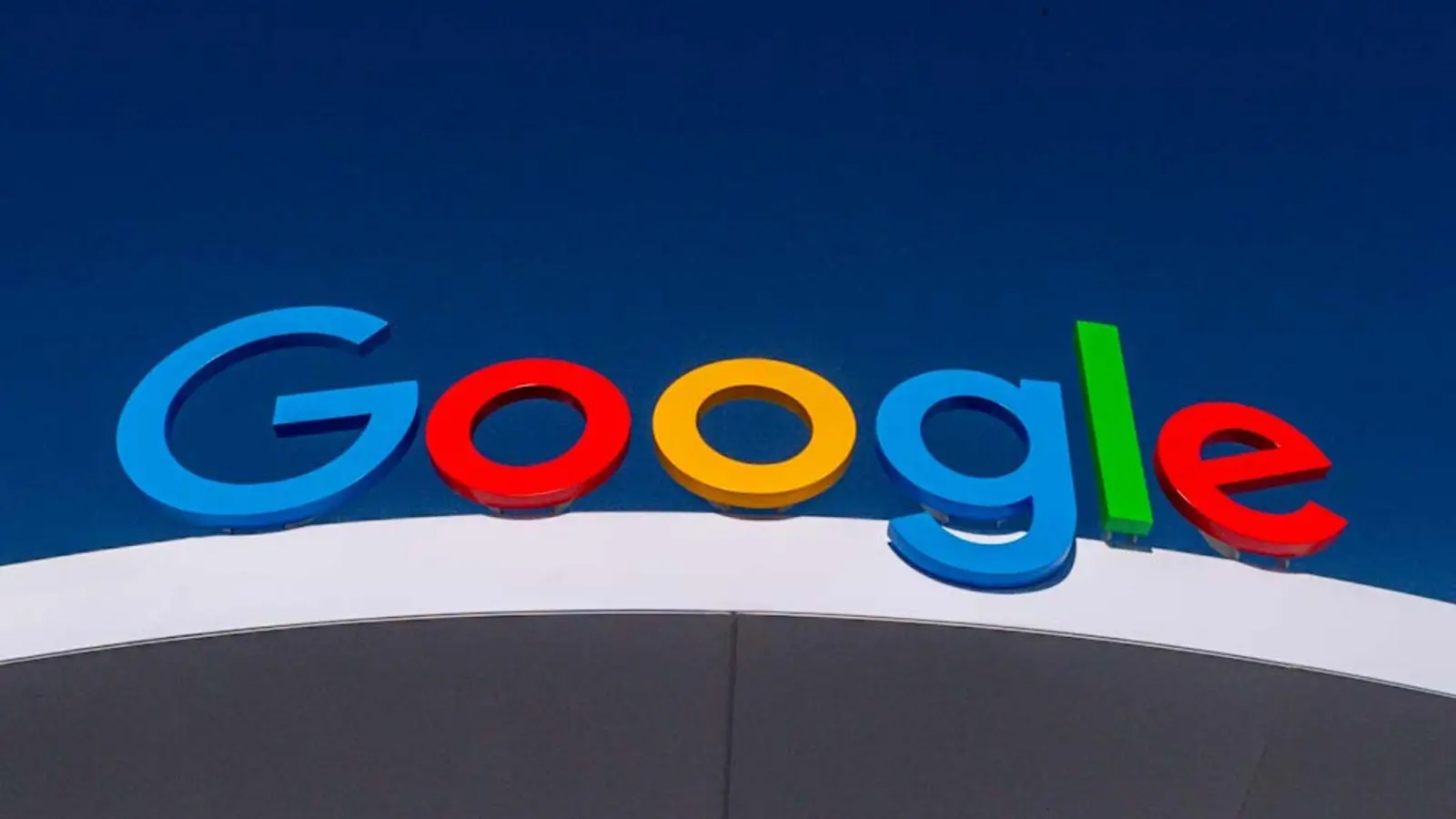 Die EU-Kommission hat Google wegen seines Werbegeschäfts im Visier und wirft dem Unternehmen einen Interessenkonflikt im eigenen Geschäftsmodell vor. (Archivbild) (Bild: Andrej Sokolow/dpa)
