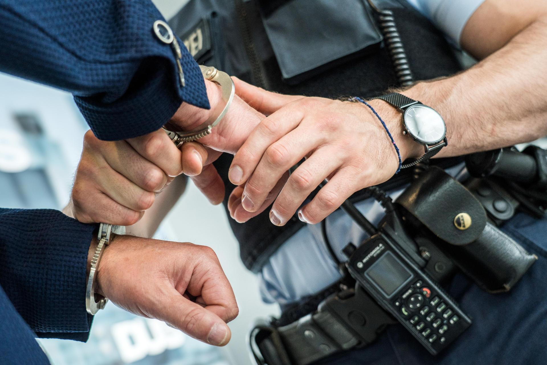 Die Bundespolizeiinspektion Waidhaus nimmt einen gesuchten Betrüger bei Grenzkontrollen fest.  (Symbolbild: Bundespolizei)