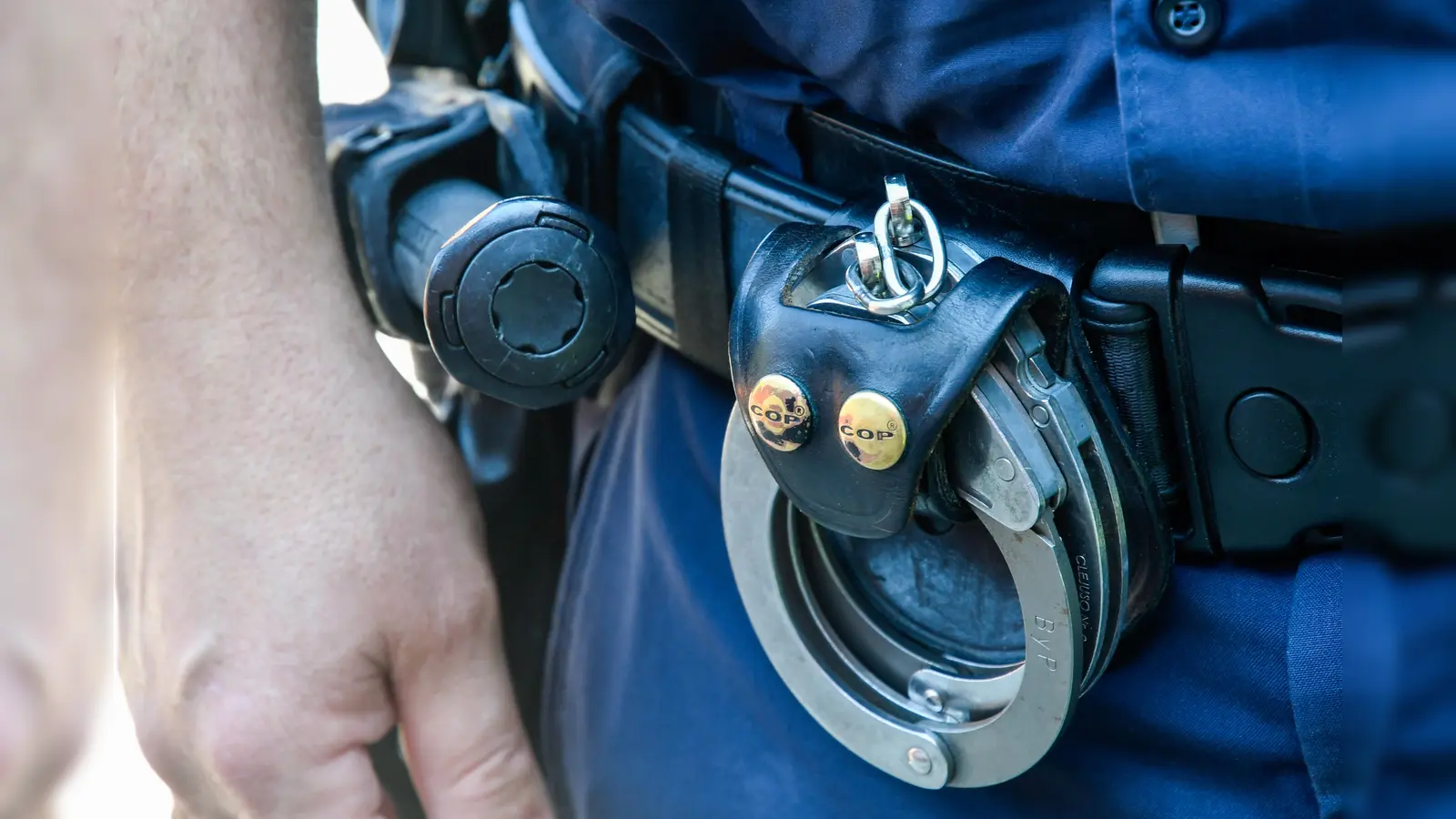Mehrere Jugendliche sollen in Bayreuth Passanten angepöbelt und den Hitlergruß gezeigt haben.  (Symbolbild: Petra Hartl)