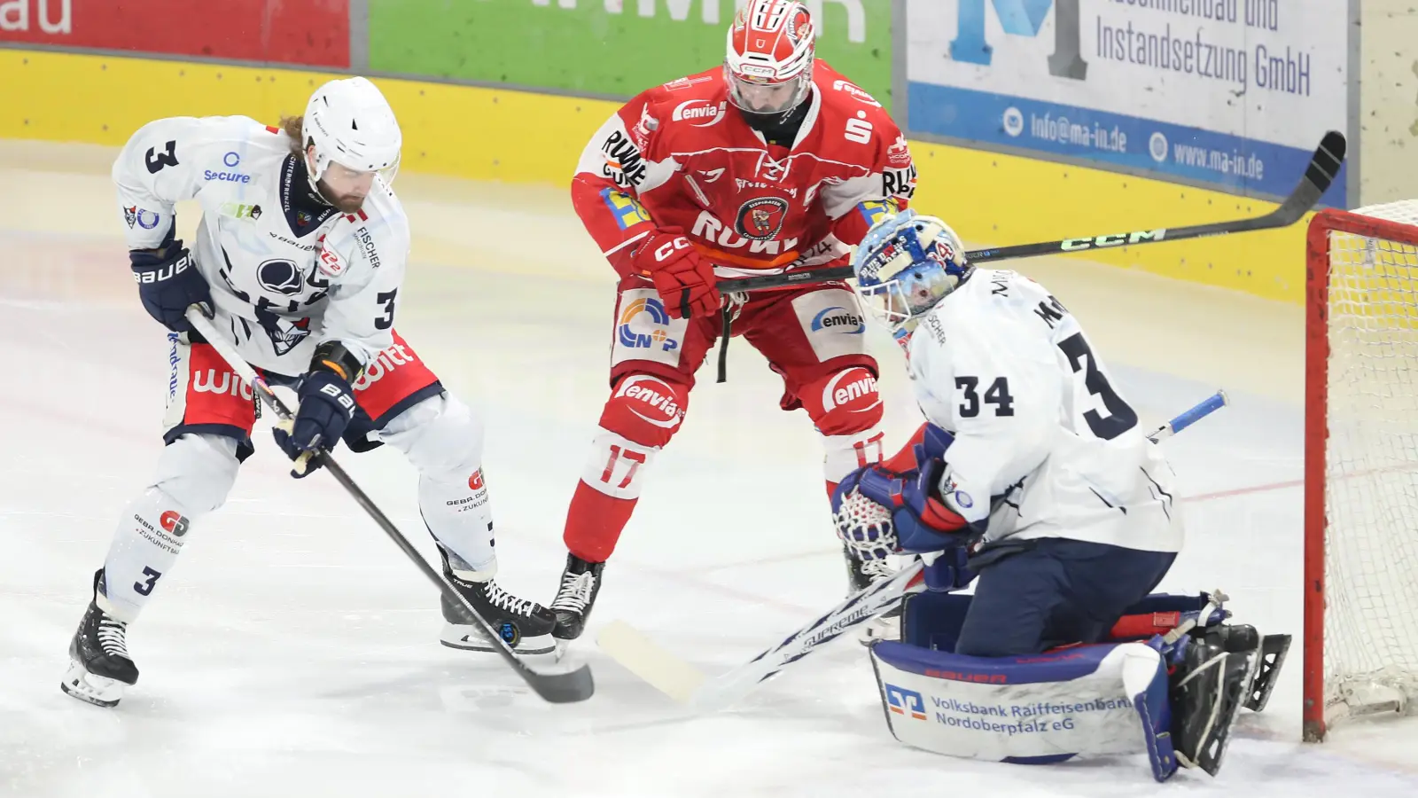Weidens Kapitän Tommy Muck (links) und Goalie Michael McNiven (rechts) verteidigen gegen Ladislav Zikmund von den Eispiraten Crimmitschau. Die Weidener verloren das Auswärtsspiel am Sonntagabend mit 2:5. (Bild: Thomas Heide)