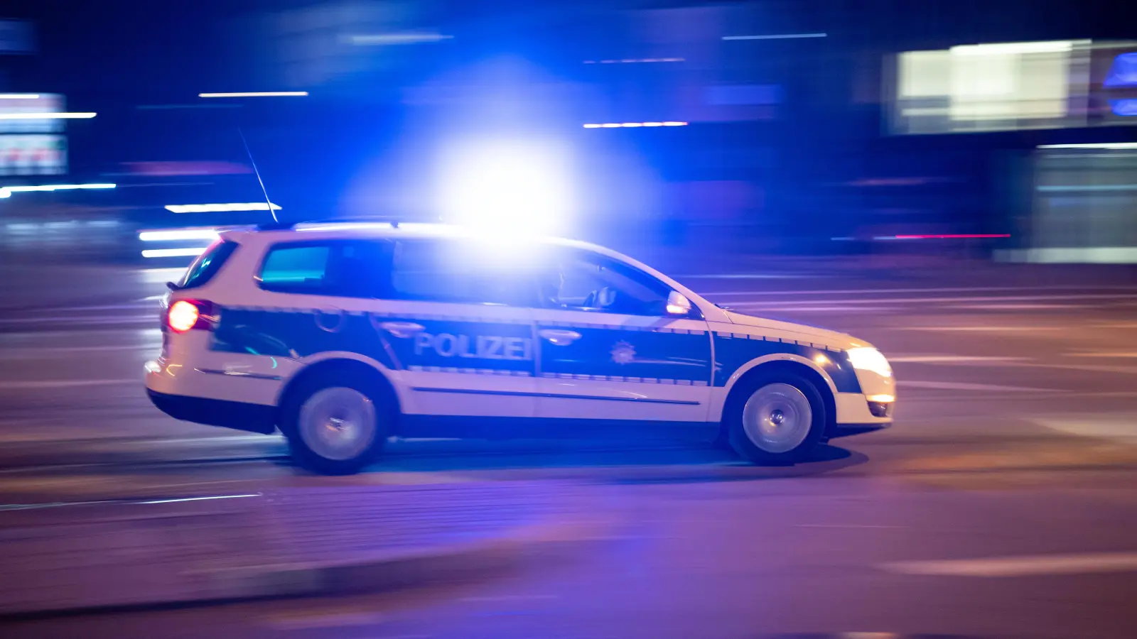 Ein hochmotorisierter Audi flüchtete in Weiden vergebens vor der Polizei. Von den vier Insassen, will keiner am Steuer gesessen sein. Die Ermittlungen laufen.  (Symbolbild: Lino Mirgeler /dpa)