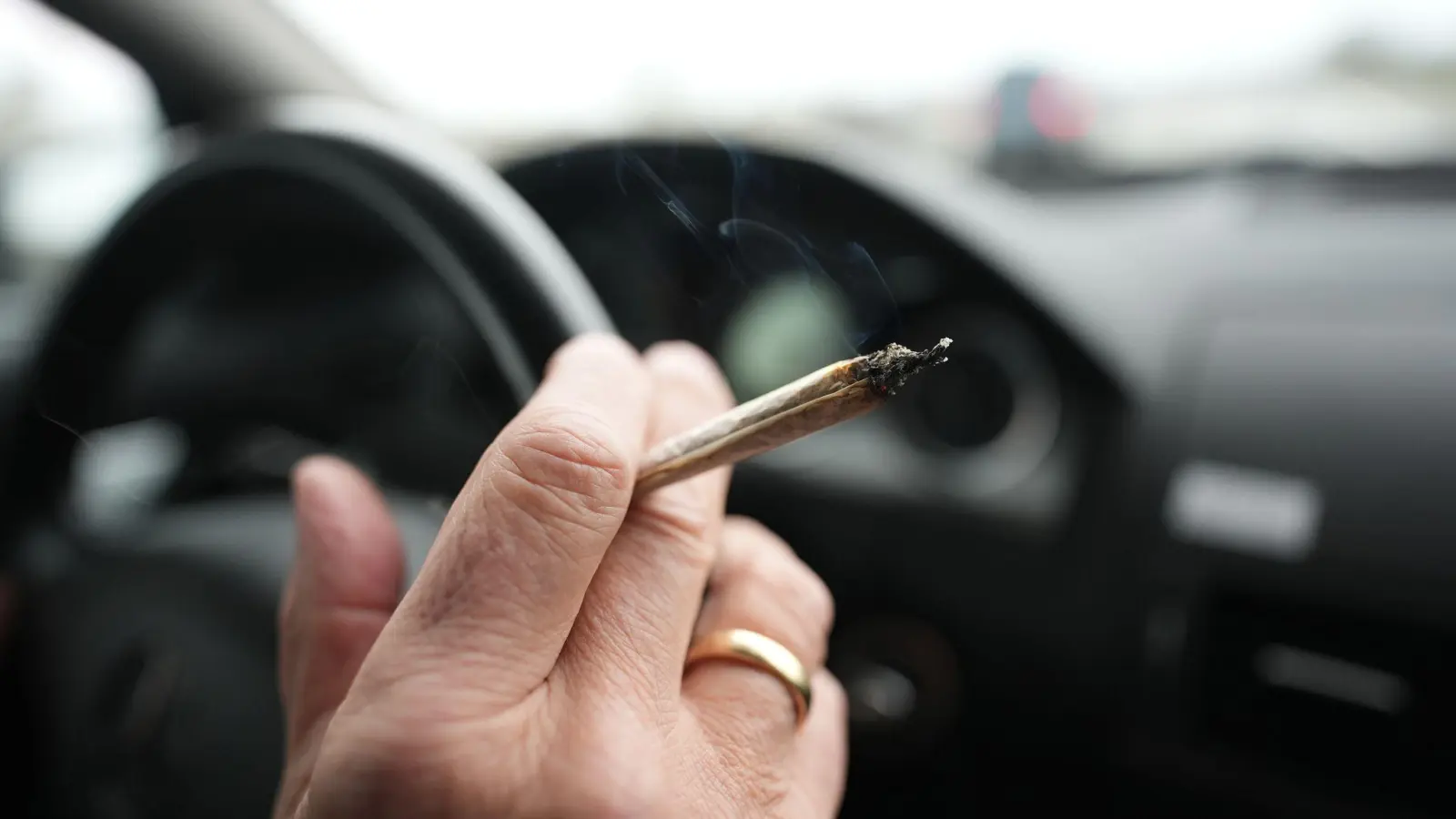 Auch wenn sich die Gesetzeslage in einigen Bereichen geändert hat: Nach dem Konsum von Cannabis ist Autofahren weiterhin verboten. Das hat ein junger Mann jetzt in Vilseck erlebt. (Symbolbild: Marcus Brandt/dpa)