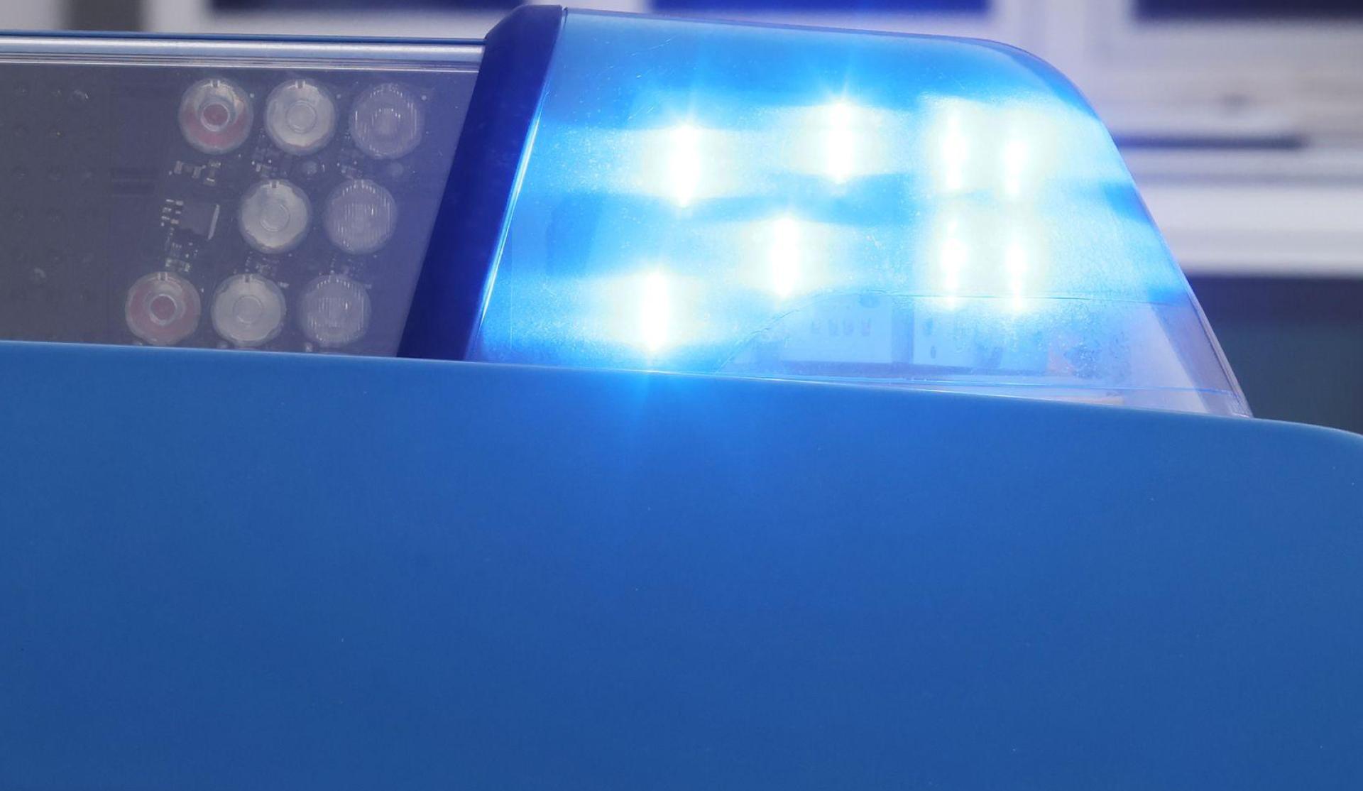 Unbekannte haben in Nürnberg Steine von einer Brücke auf die Autobahn 73 geworfen. (Symbolbild) (Bild: Bodo Schackow/dpa)