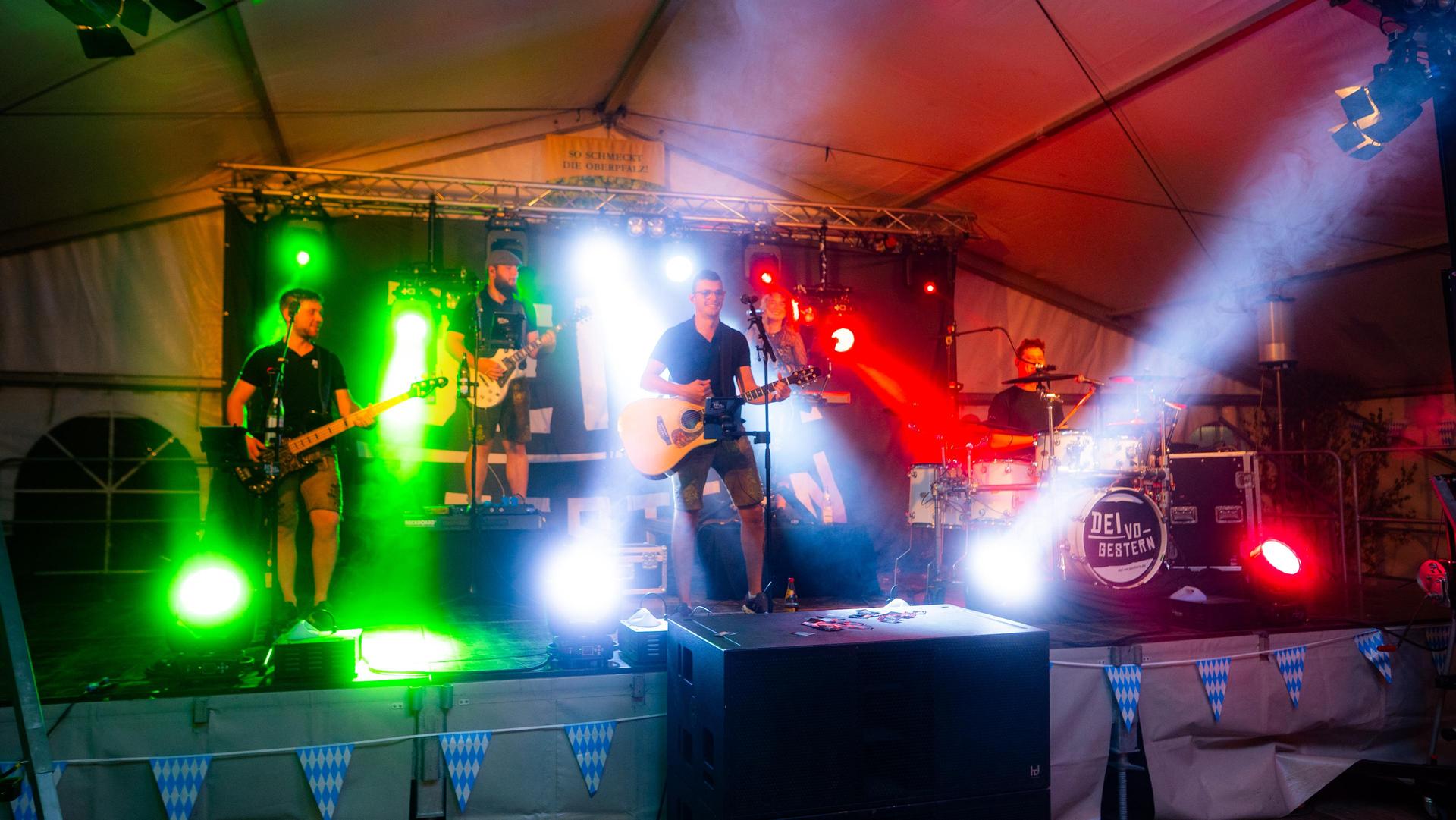 Am Samstag feierte die DJK Weiden Kirchweih am Flutkanal. Für Stimmung sorgte die Band „Dei vo Gestern”. (Bild: Hannes Stock)