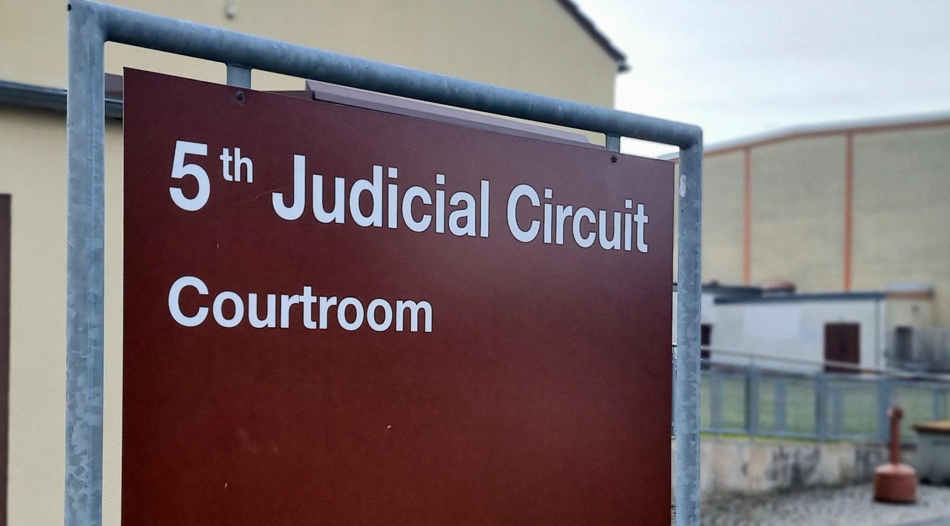 Knapp drei Kilometer hinter dem Tor zu den Rose Barracks in Vilseck befindet sich der Gerichtssaal des „Judical Circuit”. Hier würde ein Prozess gegen den Soldaten stattfinden. (Archivbild: scm)