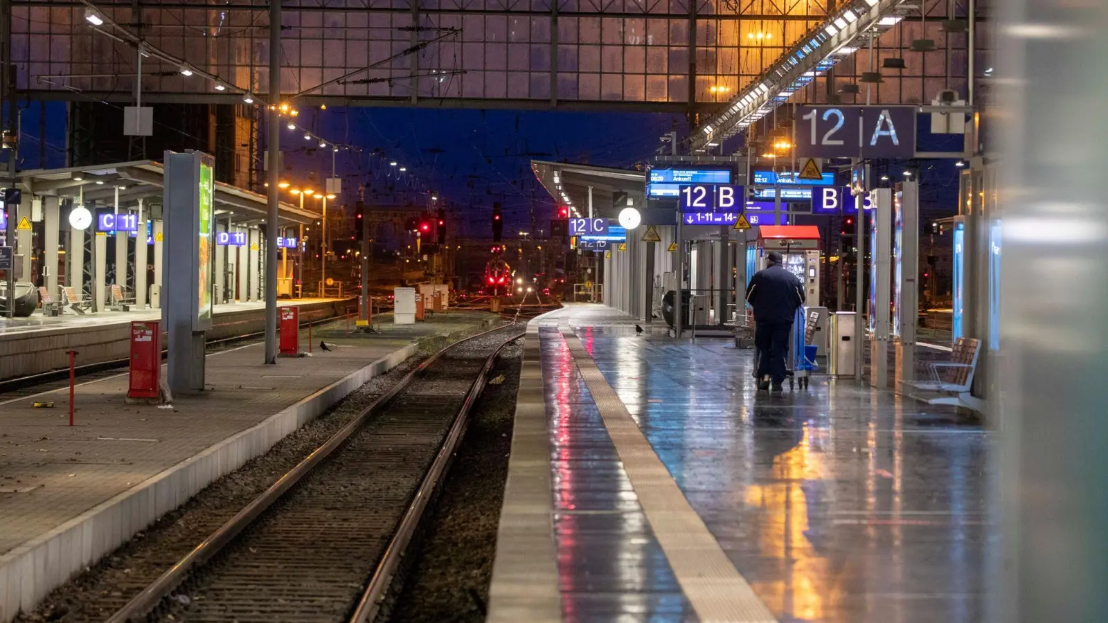 Der aktuelle Streik der GDL sorgt seit Mittwochmorgen für Tausende Zugausfälle. (Bild: Helmut Fricke/dpa)