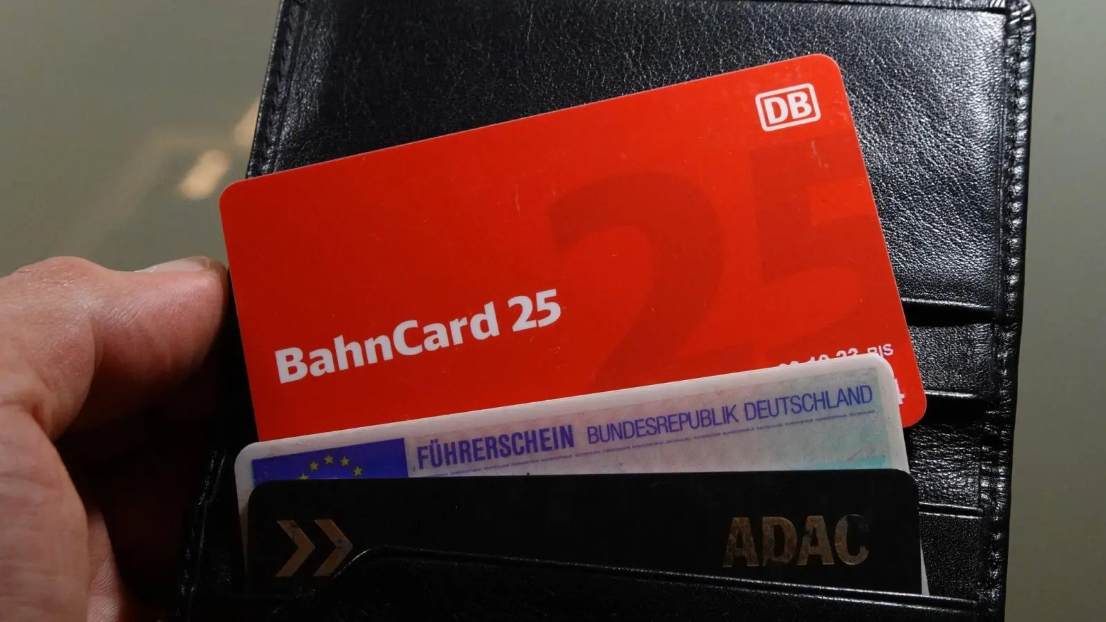 Die Bahncards 25 und 50 sollen in Zukunft nur noch in digitaler Form zur Verfügung stehen. (Bild: Martin Schutt/dpa)