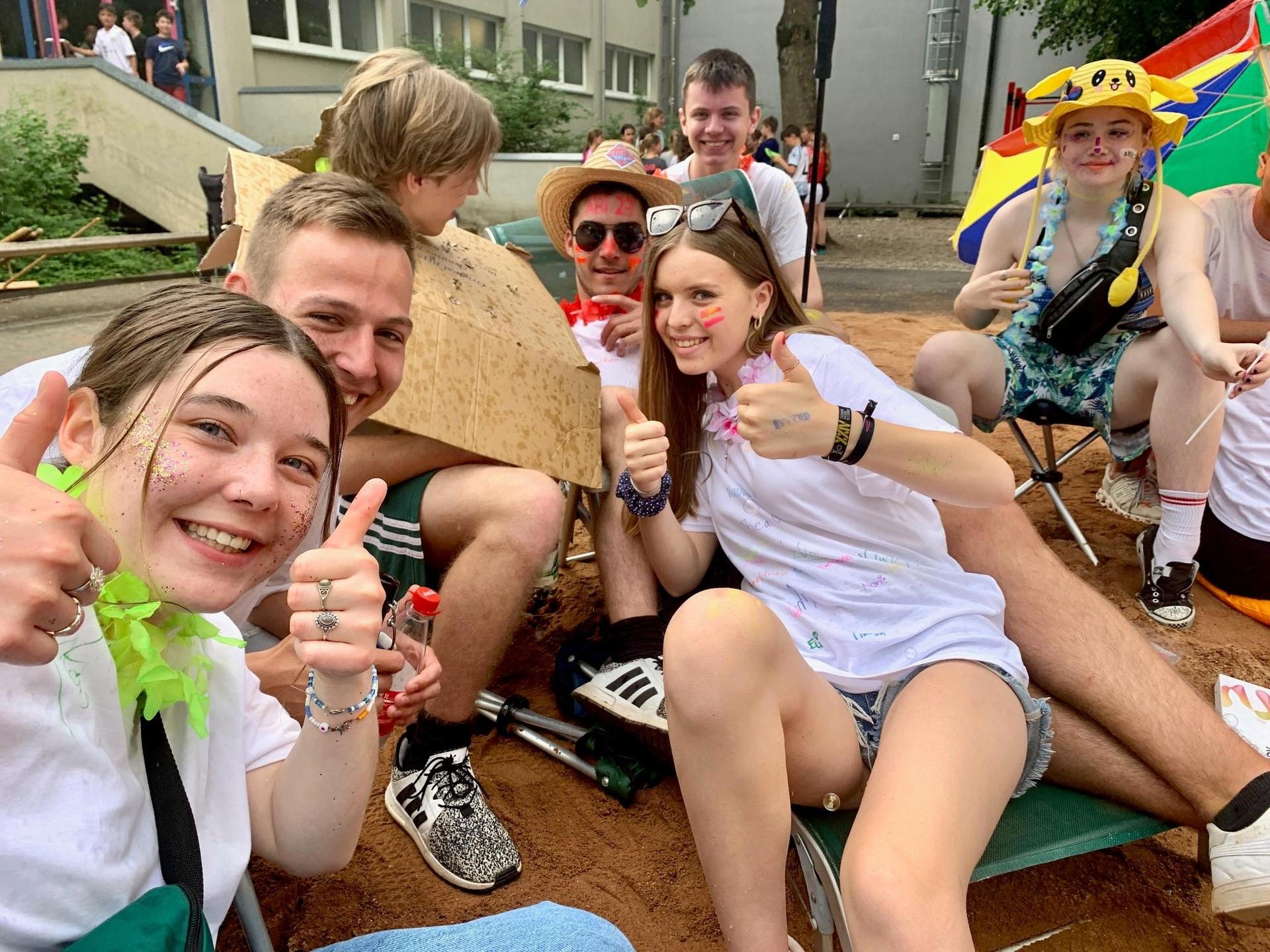 Daumen hoch. Das Abi haben die Schülerinnen und Schüler des Jahrgangs 2021/2023 des Augustinus Gymnasiums Weiden in der Tasche. (Bild: Gabi Schönberger)