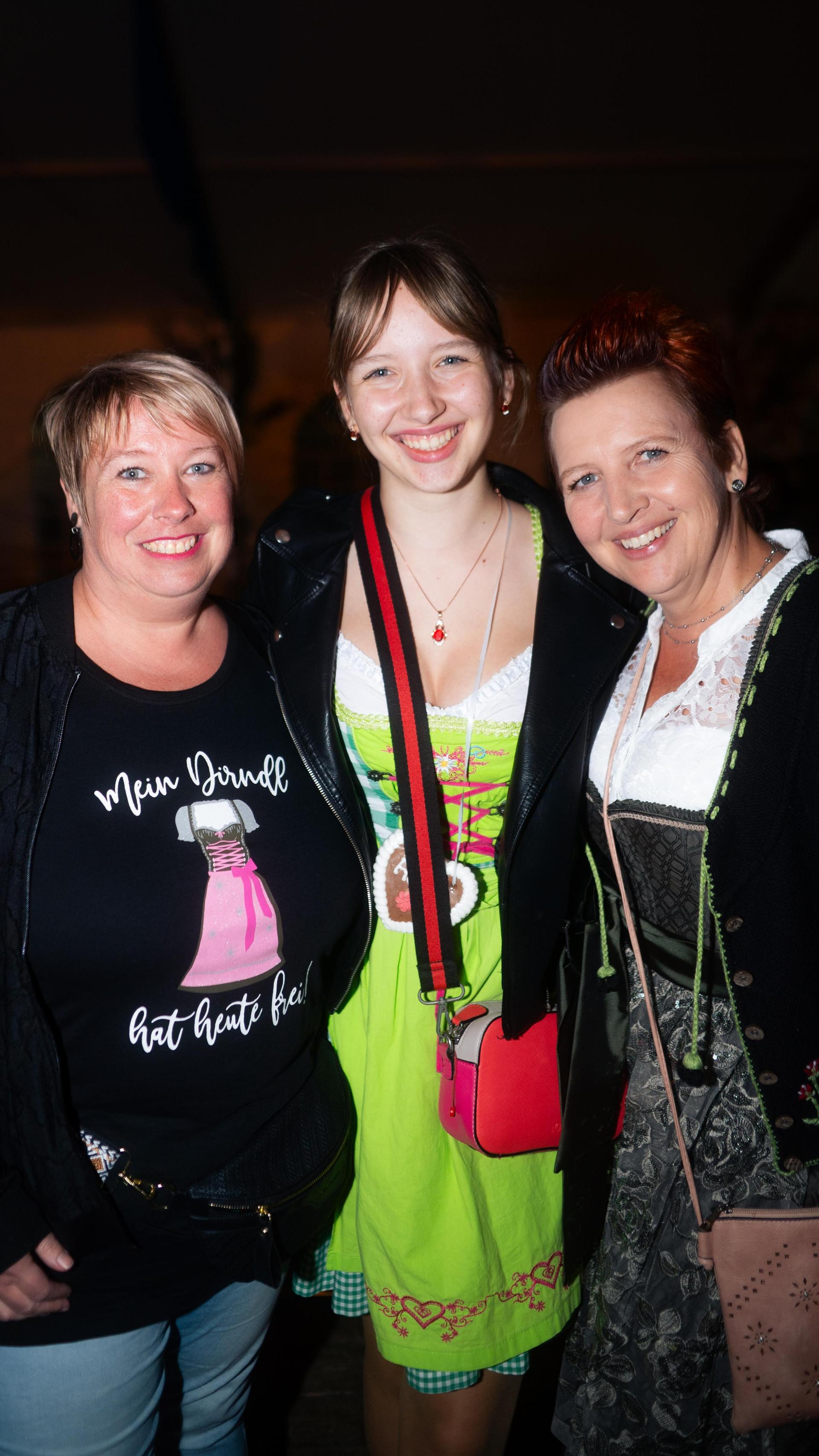Auch am Sonntag habt ihr auf der Flosser Kirwa eine gute Figur in Dirndl und Lederhosen gemacht! (Bild: Hannes Stock)