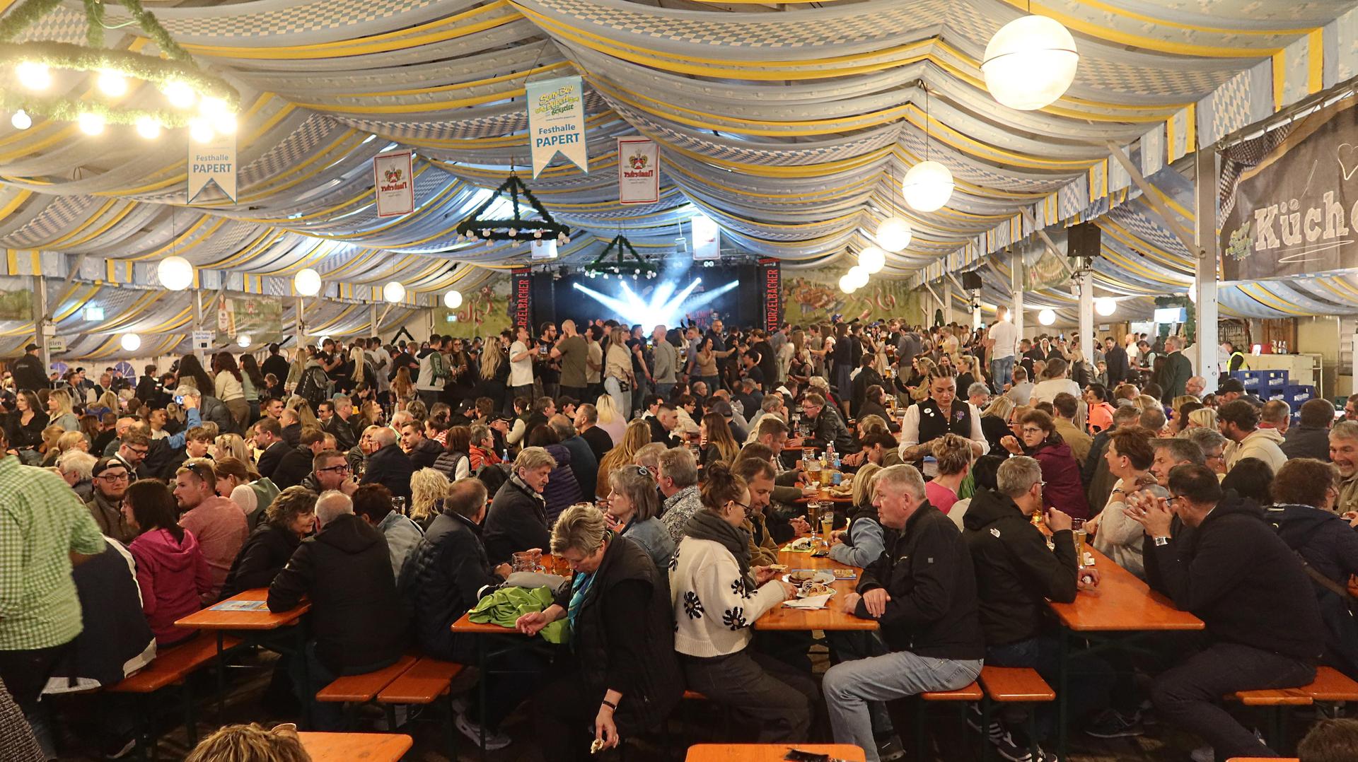 Einblick ins Festzelt.  (Bild: Kunz)