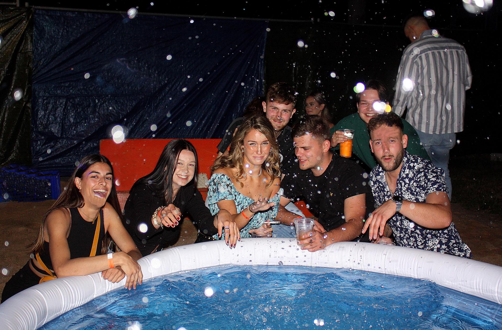 Bei der Beachparty im letzten Jahr wurde am Pool geplantscht. (Archivbild: zer)