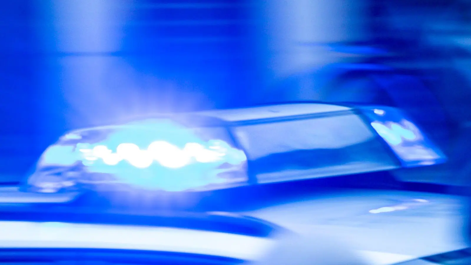 Die Polizisten können kein Grund finden, warum der 19-Jährige vor der Kontrolle geflohen ist.  (Symbolbild: Jens Büttner/dpa)