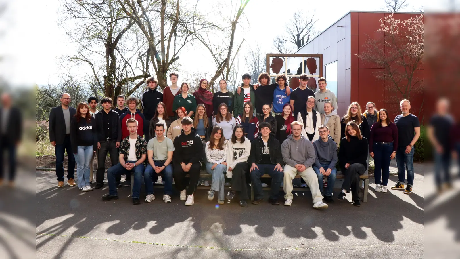 37 Schüler*innen haben am Augustinus-Gymnasium in Weiden ihr Abitur gemacht. (Bild: Markus Fellner/exb)