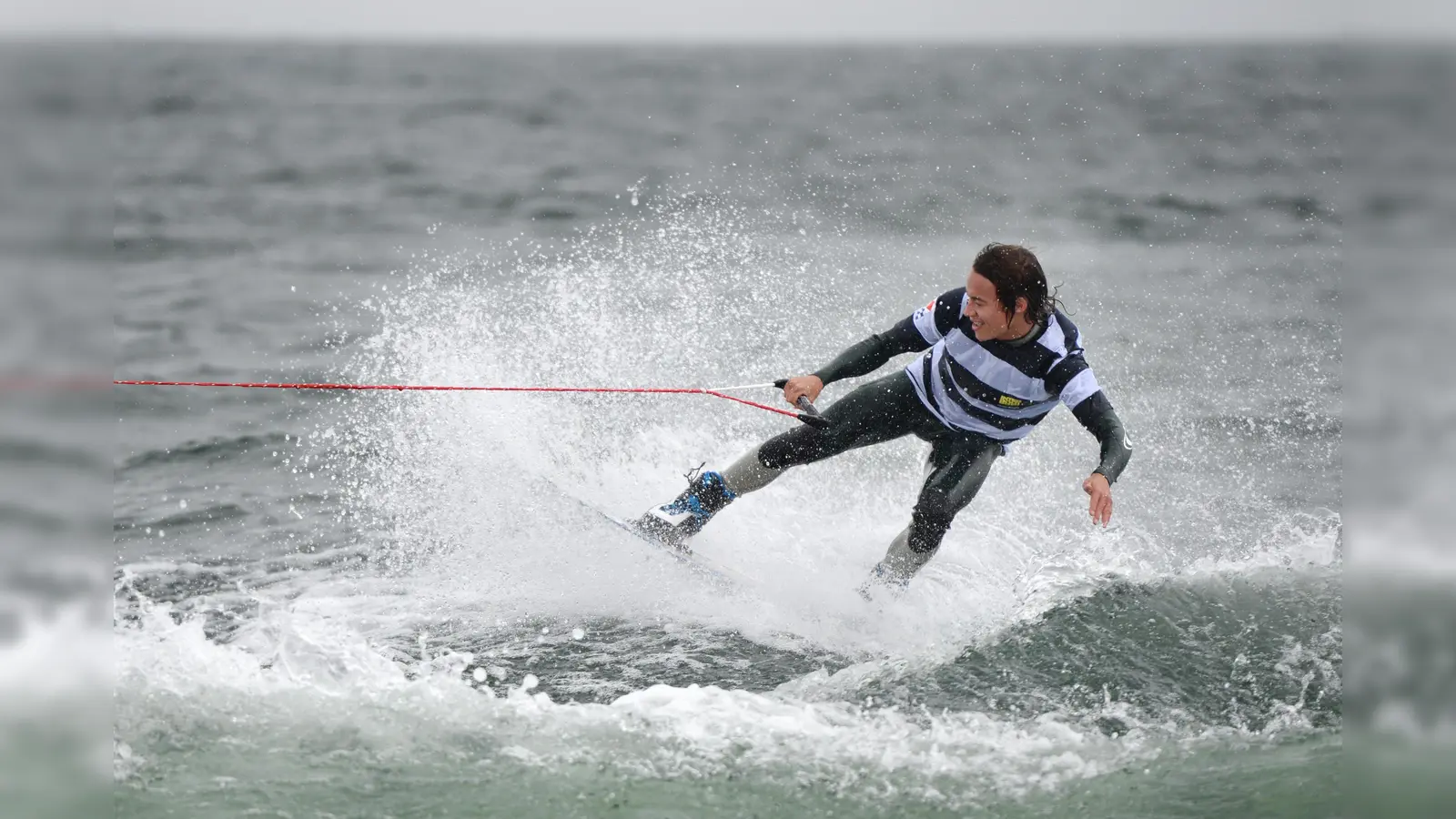 Wakeboard-Profi Nico von Lerchenfeld zeigt sein Können am Wakeboard. Auch Anfängern macht&#39;s in der Regel Spaß. (Bild: Felix Kästle/dpa)