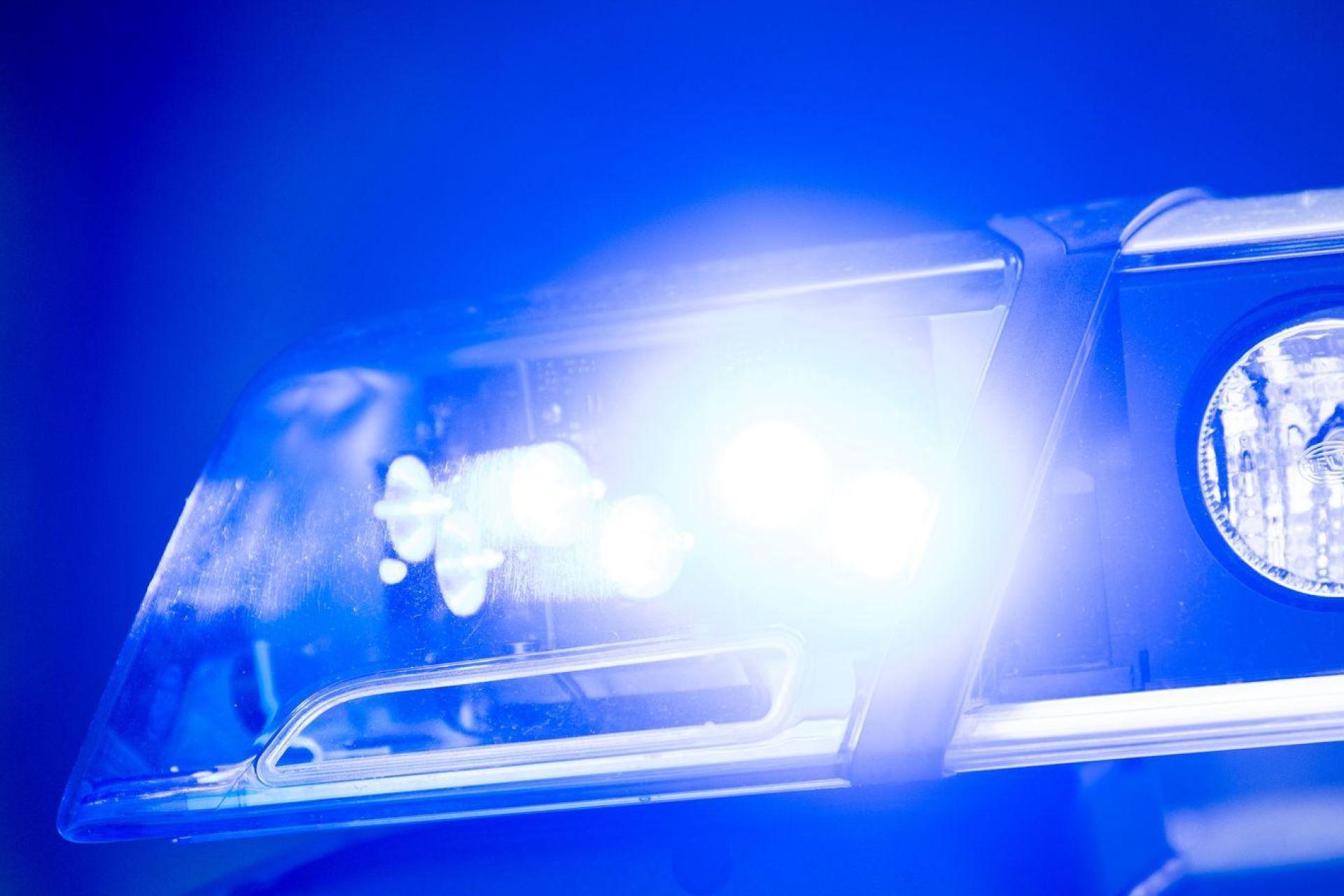 Ein 45-jähriger Mann in Weiden überschüttet eine Nachbarin mit Essig und Wischwasser, beschädigt eine Tür und leistet Widerstand gegen die Polizei. (Symbolbild: Lino Mirgeler/dpa)