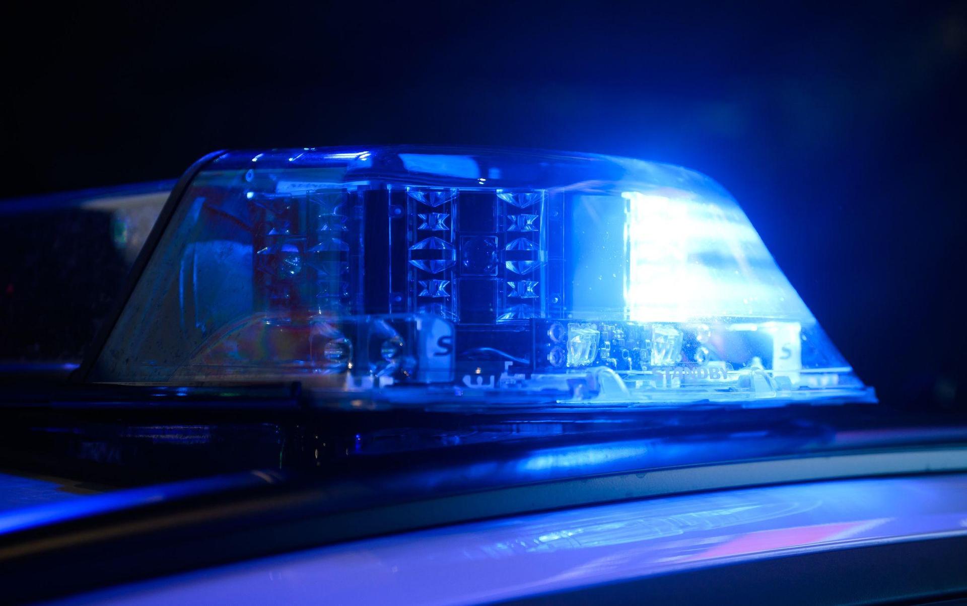 Tödliche Verletzungen erlitt eine Autofahrerin, die am frühen Sonntagmorgen zwischen Eslarn und Waidhaus verunglückte.  (Symbolbild: Julian Stratenschulte/dpa)