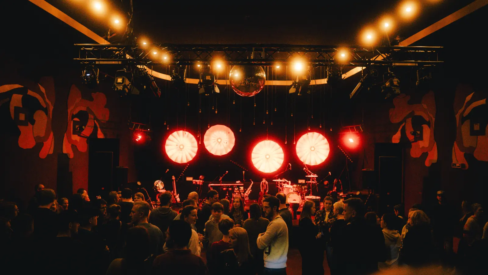 Der Verein „Das Sündikat” hat 2023 den ehemaligen Kinosaal in der Schillerstraße in Weiden in eine coole Konzert-Location verwandelt. (Bild: Sebastian Reiter)