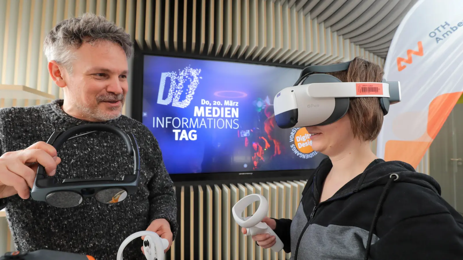 An der OTH Amberg-Weiden gibt es ab dem Wintersemester einen neuen, reinen Design-Studiengang. Professor Martin Frey (links) mit einer wissenschaftlichen Mitarbeiterin. (Bild: Wolfgang Steinbacher)