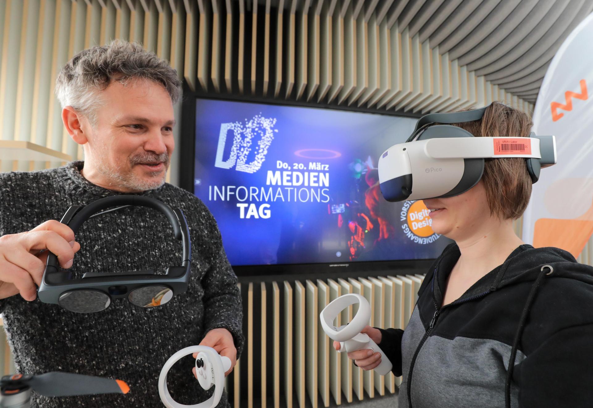 An der OTH Amberg-Weiden gibt es ab dem Wintersemester einen neuen, reinen Design-Studiengang. Professor Martin Frey (links) mit einer wissenschaftlichen Mitarbeiterin. (Bild: Wolfgang Steinbacher)