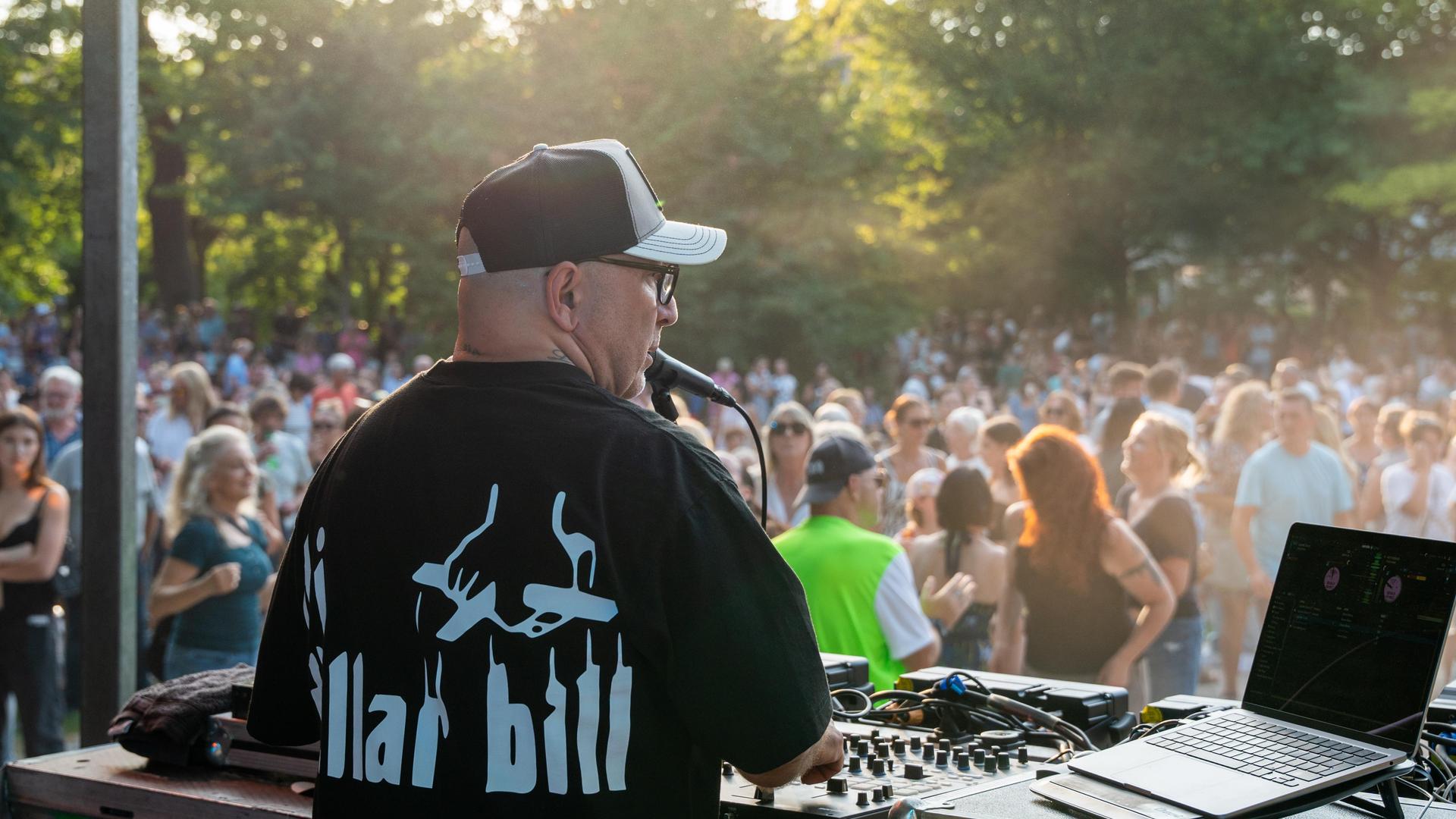 DJ Dollar Bill bei den Sommerserenaden im Max-Reger-Park in Weiden 2026. (Bild: Marina Gube)