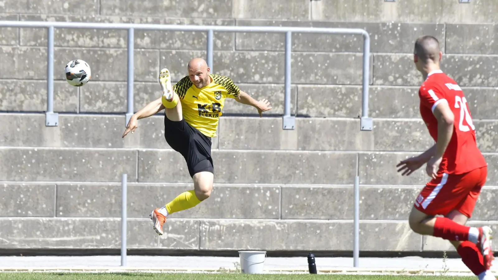 Diese artistischen Einlagen von Friedrich Lieder (links) gibt es ab sofort wieder im Trikot der SpVgg SV Weiden zu bestaunen. (Bild: Hubert Ziegler)