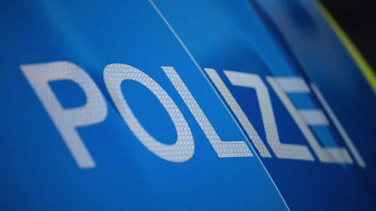 Wegen einer Fahrerflucht und einer Sachbeschädigung ermittelt die Polizei Weiden und sucht nach Zeugen. (Symbolbild: Marijan Murat/dpa)