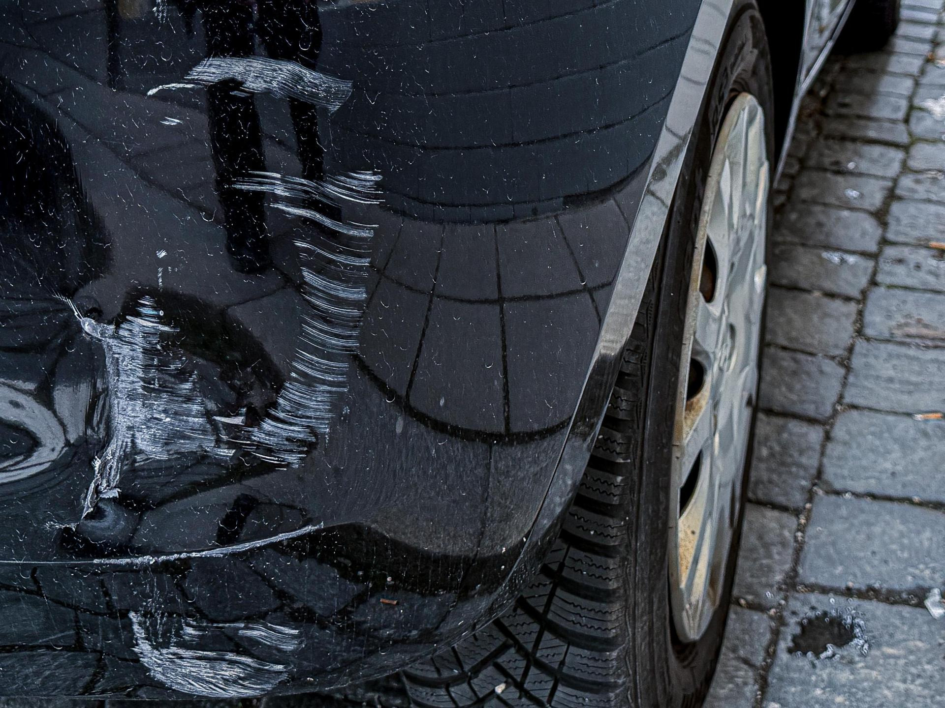 Ein schwarzer BMW wurde in der Weigelstraße in Weiden von einem unbekannten Fahrzeug angefahren. Der Verursacher flüchtete. (Symbolbild: Stephan Huber)