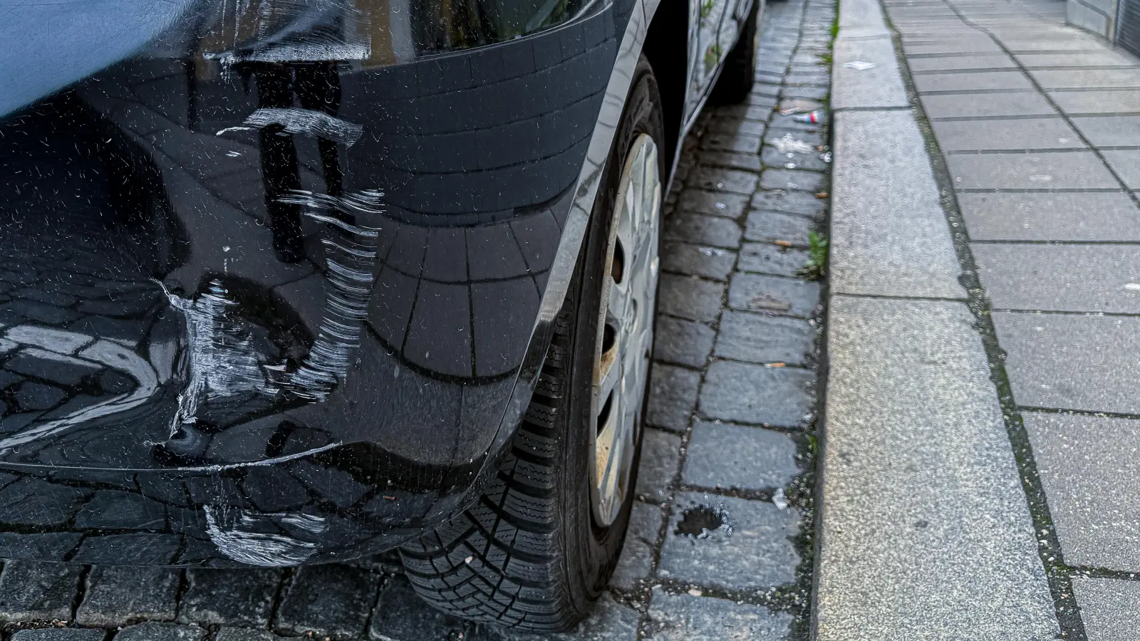Ein schwarzer BMW wurde in der Weigelstraße in Weiden von einem unbekannten Fahrzeug angefahren. Der Verursacher flüchtete. (Symbolbild: Stephan Huber)