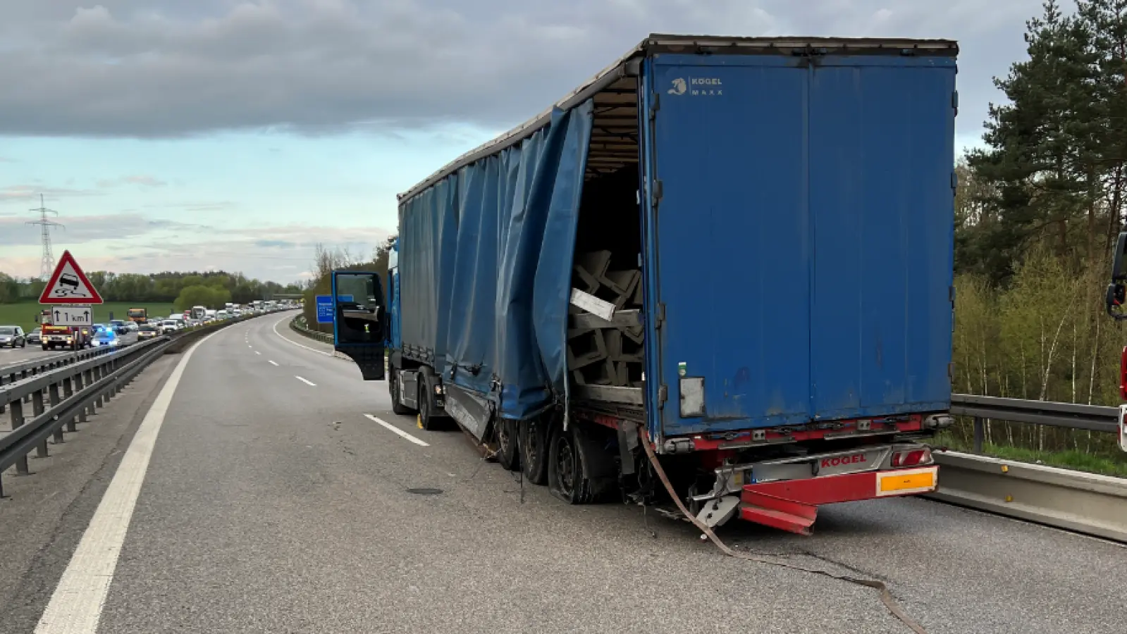 25 Tonnen Betonfertigteile hatte ein Sattelzug aus Thüringen geladen, dessen Fahrer am Dienstag im morgendlichen Verkehr einen Unfall auf der A 93 verursachte.  (Bild: Feuerwehr Teublitz/Feuerwehr Ponholz/exb)