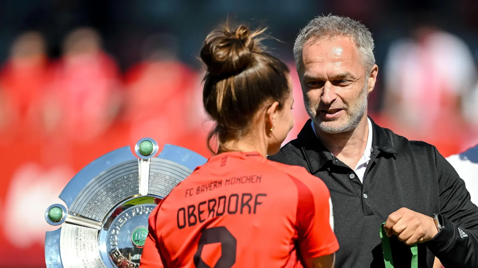Treffen sich demnächst beim DFB: Bayern-Star Lena Oberdorf und Bundestrainer Christian Wück. (Bild: Harry Langer/dpa)